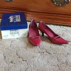 Pointed toe, slip in pump